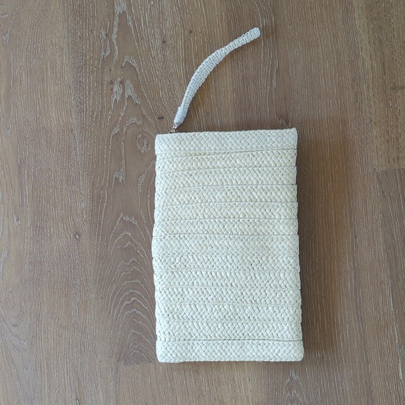 Woven clutch with tassels and removable wrist leash - Picture 3 of 8